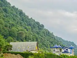 چند خانه ویلایی با نمای جنگلی در شهرک نمک آبرود استان مازندران