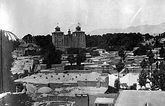 در این نگاره موقعیت تکیه دولت (سمت چپ تصویر) در ضلع جنوبی عمارت شمس‌العماره دیده می‌شود