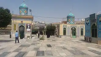 نمایی از داخل گورستان شیخان - قم - ۱۳۹۵