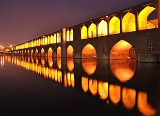 بازتاب سی‌وسه‌پل در آب