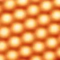 اتمهای سطح کریستال کاربید سیلیکون (SiC) در یک شبکه شش ضلعی مرتب شده و 0.3&nbsp;نانومتر از هم فاصله دارند.