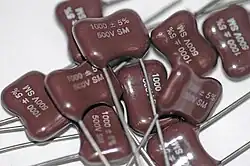 برخی 1&nbsp;nF × 500&nbsp;خازن‌های نقره ای میکا با رتبه VDC