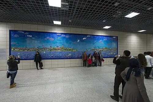 کاشی‌های تزئینی در ایستگاه سرکه‌چی