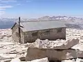 Smithsonian Institution Shelter on the summit of کوه ویتنی،  California