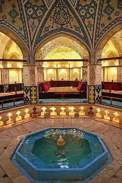 سلطان امیر احمد حمام ساخته‌شده در قرن ۱۶ میلادی در ایران. بخشی از حمام امروزه به‌عنوان چای‌خانهٔ سنتی استفاده می‌شود.