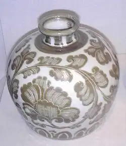 بطری چینی سلسله سونگ با رنگدانه آهن روی لعاب شفاف بی‌رنگ، قرن یازدهم، چین
