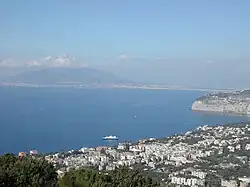وزوو overlooking Sorrento and the خلیج ناپل.