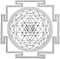 طرحی نموداری از سری یانترا که مربع بیرونی را با چهار دروازه T شکل و دایره مرکزی نشان می‌دهد.