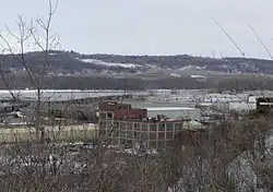 View across the industrial neighborhood by the رودخانه میسیسیپی