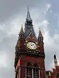 برج ساعت در بیرون ایستگاه