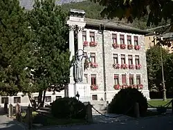دبستان, با یادبود جنگ جهانی اول اثراجیدیو گونلا ویجیو (1864-1934)