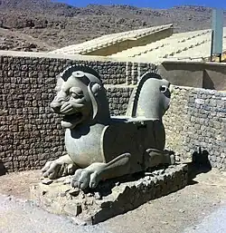 سرستون شیر در تخت جمشید