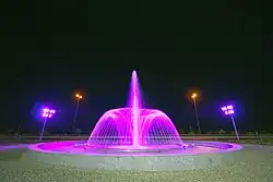 عکس یک آب‌نما (فواره) نورپردازی شده (عکاسی شده در شب) در کلانشهر قم