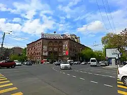 خانه مسکونی در جنب خیابان‌های موسکویان و باقرامیان