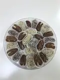 خرما پر شده با آجیل و کنجد