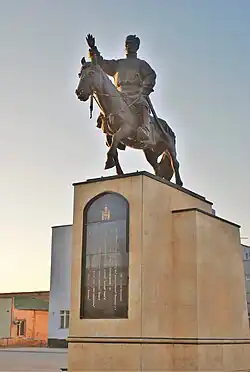 مجسمهٔ شخصیت تاریخی «دامدینی سوخ‌باتور» در میدان در شهر بارون‌اورت