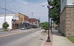 Broad Street (West Virginia Routes 39 و 41) in downtown Summersville in 2007