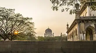 غروب خورشید در آرامگاه‌های قطب‌شاهی