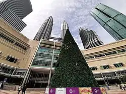 آذین بندی درخت کریسمس در محوطه بیرونی سوریا کی‌ال‌سی‌سی.
