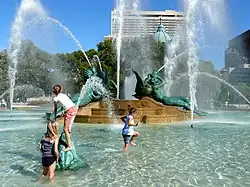 یک میدان در مرکز شهر محل آبتنی کودکان در تابستان شده‌است