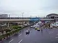 قطار متروی تبریز بر روی پل ویژه مترو، در حال خروج از ایستگاه ۲۹ بهمن به طرف ایستگاه شهریار.