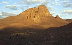 کوه تاهات، بلندترین کوه رشته‌کوه هوقار