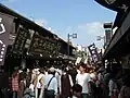 مغازه‌ها و خیابان جلوی معبد
