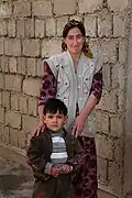 یک زن تاجیک و پسرش.