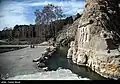 عبور آب چشمه از مقابل طاق‌ها