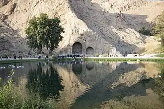 چشم‌انداز کنونی محل عمارت در سمت راست طاق‌های بزرگ و کوچک