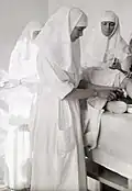 ملکه الکساندرا و دخترانش در حال پرستاری از بیماران، اوایل قرن بیستم.
