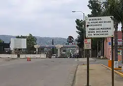 مرز ایالات متحده آمریکا-مکزیک crossing from Tecate, California