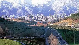 نمایی از برجهای شمیران و قلههای پوشیده از برف البرز