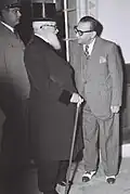 رضا صفی‌نیا در حال صحبت با اسحاق هالیوی هرتزوگ، اولین خاخام اعظم اسرائیل. او پدر و پدربزرگ ۲ رئیس‌جمهور بعدی اسرائیل است
