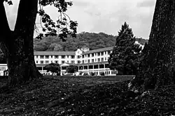 Shawnee Inn, as seen from the banks of the Delaware River, سپتامبر ۲۰۱۲