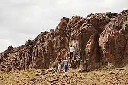 باستان‌‌شناسان در اطراف سنگ‌کتیهٔ تاریخی «یان‌ران»، واقع شده در شهرستان دِلگِرخانغای