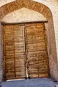 درب جنوبی و تاریخی مسجد جامع که مستقیم به صحن می رسد