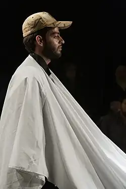 عکس از یک تئاتر با موضوع حوادث بعد از انقلاب ایران از جمله جنگ ایران و عراق