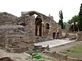 حمام بزرگ آب گرم ویلا، فریجیداریوم در مرکز آن قرار دارد