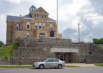 The Todd County Courthouse in لانگ پریری، مینه‌سوتا in 2007