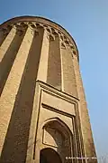 نمایی از ورودی غربی برج طغرل و کتیبه نصب شده بالای آن