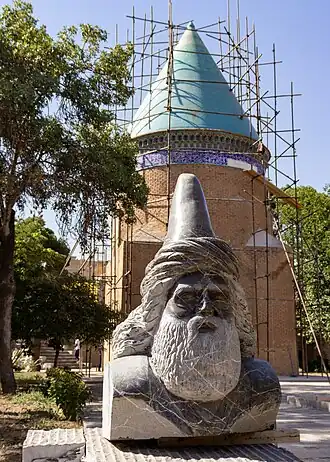 نمای کامل برج و گنبد آرامگاه حمدالله مستوفی