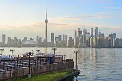 Skyline of Downtown Toronto seen from the جزایر تورنتو in August 2017