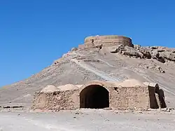 برج خاموشان و یک اقامتگاه که دارای اتاقهایی است.