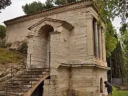 نمای جانبی معبد کوچک.
