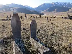 قبرستان آذری روستا، سنگ‌قبرها و آرامگاه