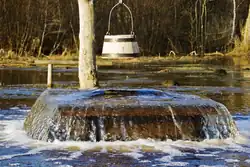 ویچز ول توهالا (به انگلیسی: Tuhala Witch's Well) که می‌تواند پس از باران‌های سنگین یا وقتی که برف ذوب شده است، بجوشد.