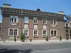 یک ساختمان دولتی در ترسون‌زاده