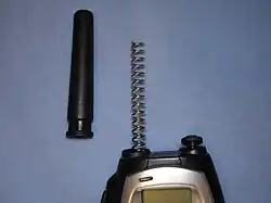 آنتن لاستیکی لاستیکی UHF در 446&nbsp;MHz تاکی-مچی با پوشش لاستیکی برداشته شده‌است.