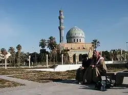بخشی از میدان فردوس در پیش زمینه ، با مسجد رمضان در پشت